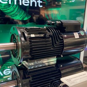 Niederspannungsmotor „Titanium“ von ABB: IE5-PM-Motor im System mit kompaktem Frequenzumrichter.(Bild:  Stefanie Michel)