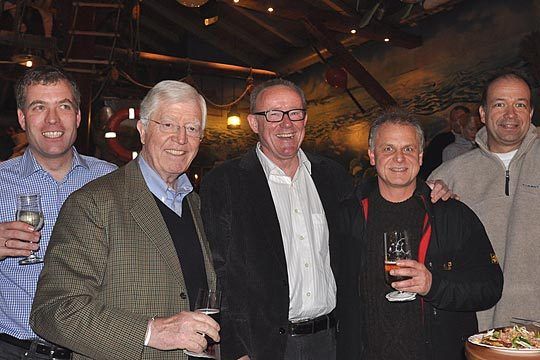 Essen, trinken, reden – das ließen sich auch diese Herren nicht nehmen: Jan-Nikolas Sontag, Robert Rademacher, Bernd Schweitzer, Rolf-Dieter Fröhling und Dr. Axel Koblitz. (Archiv: Vogel Business Media)