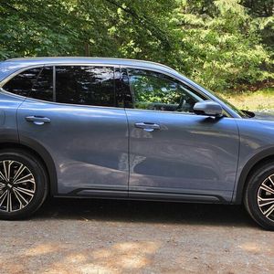 Der Geely Starray EM-i ist gut 4,7 Meter lang, gut 1,9 Meter lang und knapp 1,7 Meter hoch. Der Radstand misst knapp 2,8 Meter. Folglich ist auch das Platzangebot für die Insassen großzügig.(Bild:  Mauritz – VCG)