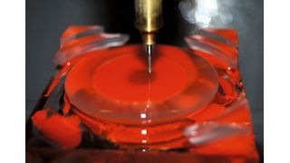 Das WZR kann Glas mit höchsten Genauigkeiten Fräsen, Schleifen und Bohren  (Bild: WZR)