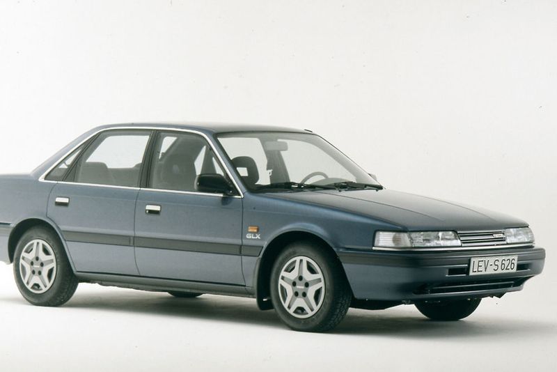 Mazda 626: Mit der Mittelklasse-Baureihe konnten die Japaner Erfolge feiern: Die dritte Generation des 626 ab 1987 gehörte zu den erfolgreichsten Importfahrzeugen in Deutschland und manifestierte damals mit ihrer Zuverlässigkeit Mazdas guten Ruf hierzulande. Ein Technik-Highlight des optisch unscheinbaren Japaners ist noch heute eine Besonderheit: Mazda stattete den 626 mit Allradlenkung aus, bei der für mehr Kurvenstabilität die Hinterräder geschwindigkeitsabhängig zu den Vorderrädern lenkten. (Bild: Mazda)