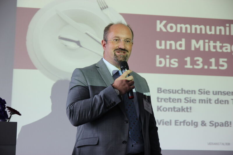 Dr. Wolfgang Sening moderiert als Branchenkenner gekonnt durch die Veranstaltung. (Bild: Reinhardt)