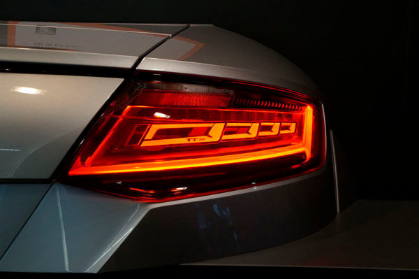 Audi stellt zwei verschiedene Heckleuchtenkonzepte für den TT3 vor: Sie sind aus flexiblen OLED-Schichten gefertigt und sind direkt auf der Karosserie aufgebracht. Mit ihnen sind unterschiedliche Licht-Szenarien, Animationen und 3-D-Effekte möglich. (Bild: Idzko)