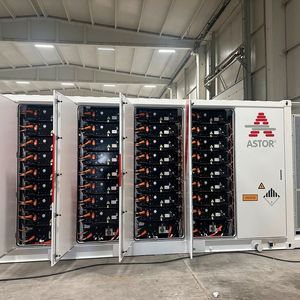 Blick auf einen stationären Energiespeicher. Diese Systeme werden in Zukunft verstärkt gebraucht, um Stromnetze zu stabilisieren, wenn kein Wind weht, die Sonne nicht scheint oder beides gleichzeitig passiert. (Bild: Th. Isenburg)