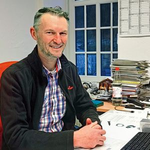 „Unser Spezialgebiet sind vor allem komplexe und anspruchsvolle Dreh- und Frästeile mit engen Toleranzvorgaben, die in kleinen Stückzahlen benötigt werden“, sagt Heiko Legner, Geschäftsführer der Circle GmbH.(Bild:  Klaus Vollrath)