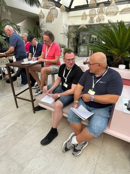 v.l. im Vordergrund: Dennis Miketta (Mediencenter Oberhausen) und Frank Neumann (Frank Neumann EDV-Beratung) im angeregten Gespräch (Bild: Synaxon)