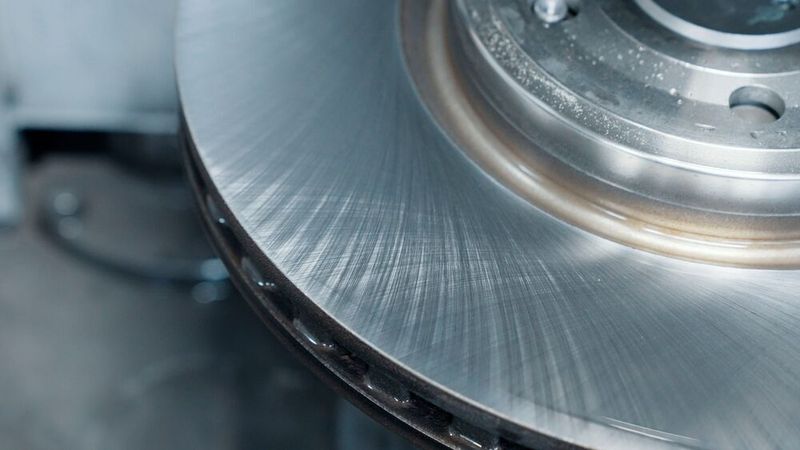 So sieht der Kreuzschliff an einer mit Hartstoff beschichteten Bremsscheibe aus. (Bild: Nagel Technologies)