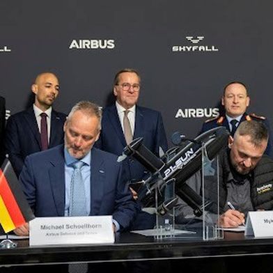 Michael Schoellhorn, CEO of Airbus Defence and Space, and Mykola Makovieiev, CEO of SkyFall, sign the Memorandum of Understanding at the ILA Berlin Air Show in the presence of German Federal Minister of Defence Boris Pistorius.  (Source: Airbus Defence and Space GmbH 2026)