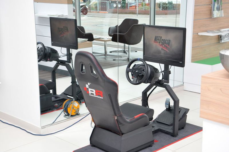Am Fahrsimulator können im Showroom die Kunden jederzeit Gas geben. (Grimm / »kfz-betrieb«)