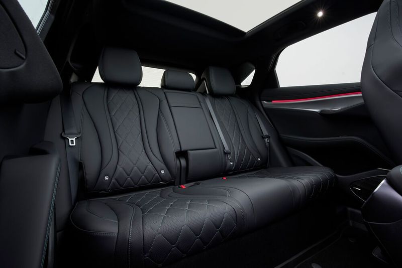 Auch auf der Rückbank bietet der Fünftürer gute Platzverhältnisse. (Bild: BYD)