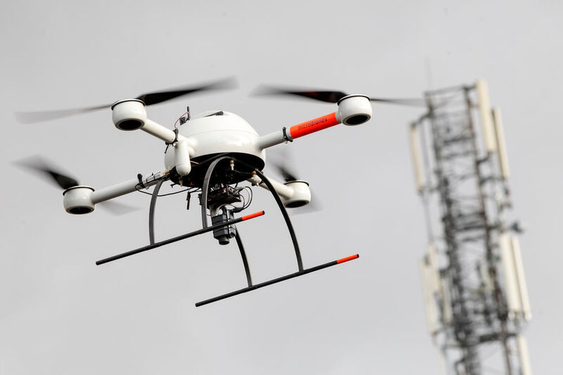 „Connected Drones“ ist ein Projekt von Deutscher Flugischerung und Deutscher Telekom, das Drohnen über den Mobilfunk in den Luftverkehr integriert und die Steuerung von Drohnen außerhalb der Sichtweite der Piloten ermöglicht. (DFS Deutsche Flugsicherung, Deutsche Telekom)