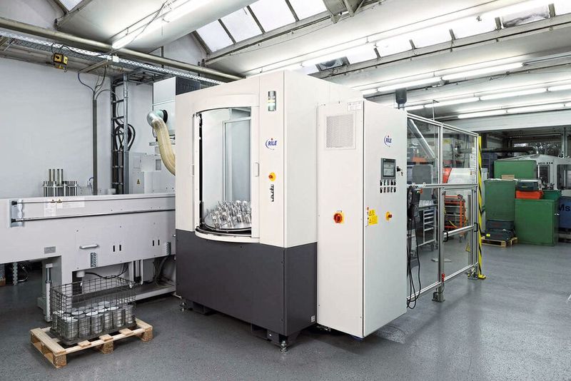 Die mobile Beladezelle von Rile Roboter und Anlagentechnik ist im Einsatz an einer Mazak-Drehmaschine bei Mahlo. (Bild: Yaskawa)