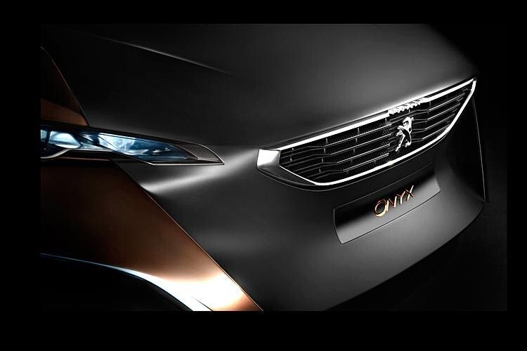 Peugeots Concept-Car Onyx sieht nicht nur hinreißend aus – auch bei den verwendeten Materialien zeigen die Franzosen was möglich ist. Die Präsentation findet auf dem Pariser Automobilsalon 2012 statt. (Peugeot)