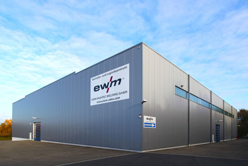 Am 26. April eröffnet EWM im Rahmen eines Technik-Forum offiziell sein Vertriebs- und Logistikzentrum. (Bild: EWM Hightec Welding)