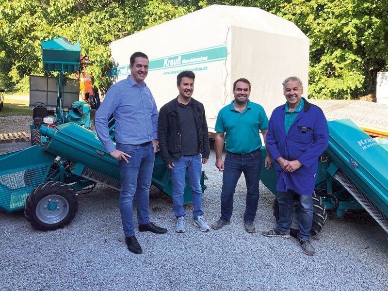 (v.l.) Michael Sanzenbacher und Andreas Bahler, Laserteile4you, Harald Krauß jr., Harald Krauß sen., Krauss Maschinen GmbH. (Laserteile4you)