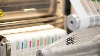 Blick in eine Druckmaschine für Pharmaetiketten (Bild: Xeikon)