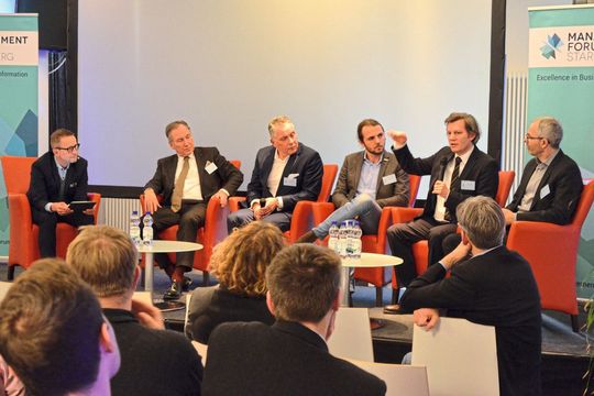 Intensiv diskutierten die Teilnehmer der Gesprächsrunde die anstehenden Änderungen beim Geschäftsmodell des Automobilhandels.(Bild:  Rehberg)