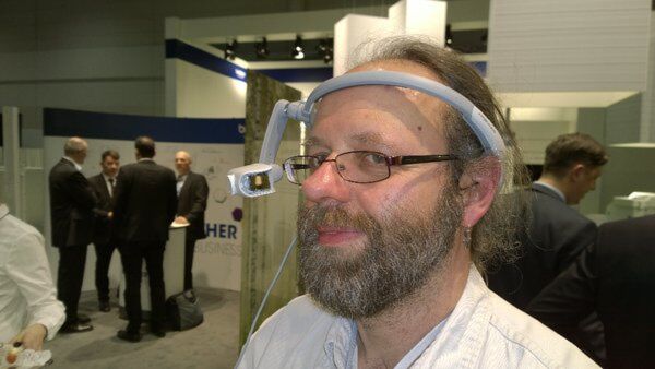 Kein Borg, sondern unser Redakteur Klaus Länger – mit einer Datenbrille von Brother. (IT-BUSINESS)