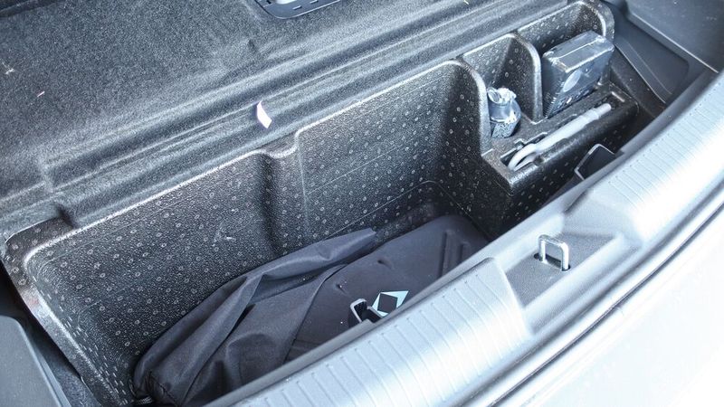 Unter der Ladefläche ist dann doch noch ein Staufach für Kleinigkeiten – oder natürlich das Ladekabel. (Bild: Grimm – VCG)
