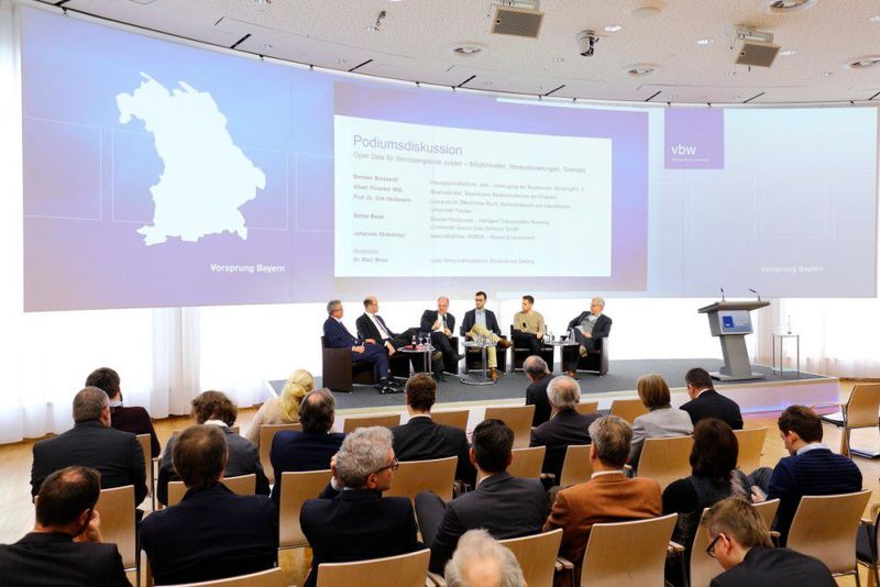 Bertram Brossardt, Albert Füracker, Dirk Heckmann, Johannes Strassmayr, Stefan Bader, Moderator Marc Beise (© vbw)