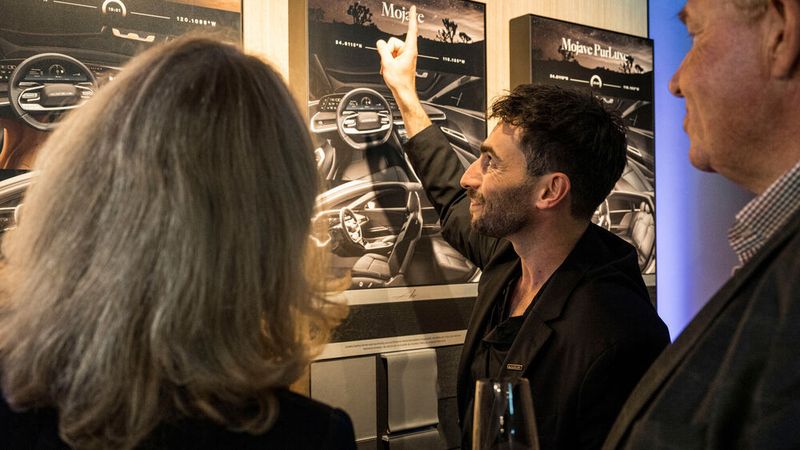 ..und sich von Produktexperten beraten lassen. Sie begleiten auf Wunsch auch vor Ort den digitalen Bestellprozess. (Bild: Lucid)