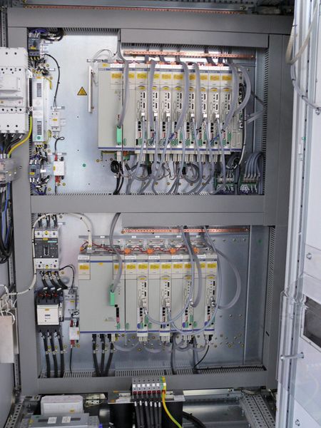 Bild 4: Blick in den Schaltschrank der Grono 250 mit dem CNS-System NUM Flesium. (Sicmat)