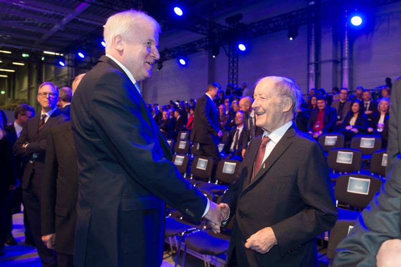 Bayerns Ministerpräsident Horst Seehofer (links) begrüßt Eberhard von Kuenheim, von 1970 bis 1993 Vorstandsvorsitzender der BMW AG und Ehrenbürger der Stadt Dingolfing. (BMW)