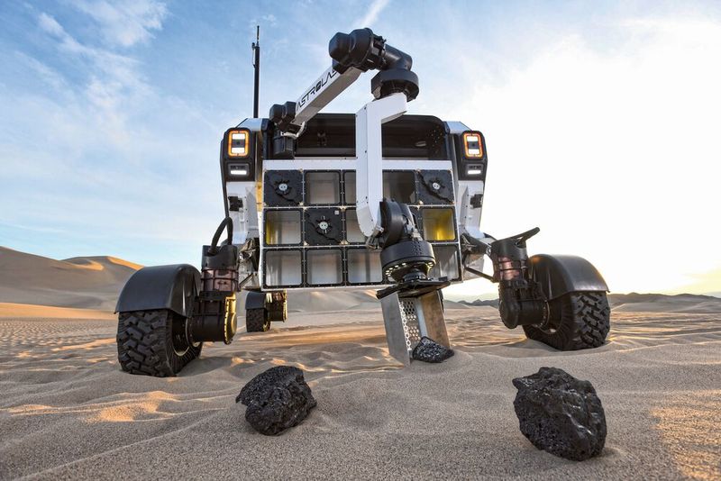 Test des FLEx-Rovers von Astrolab und seines Roboterarms. Die Tests wurden in der Nähe des Death Valley, Kalifornien, durchgeführt. (Bild: Astrolab)