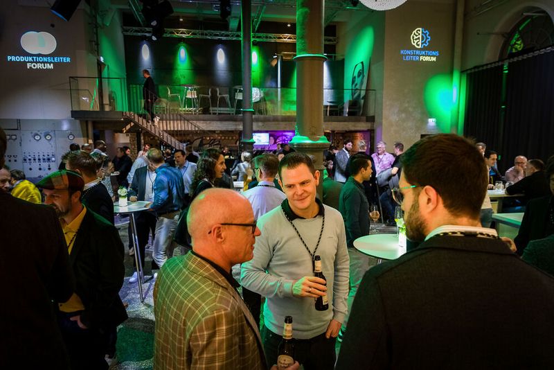 Bei der Abendveranstaltung am Vorabend der Veranstaltung im Maschinenhaus des Bürgerbräus Würzburg kamen bereits zahlreiche Teilnehmer bei gutem Essen und Trinken zusammen. Bereits hier gab es regen Austausch.  (Bild: Stefan Bausewein)