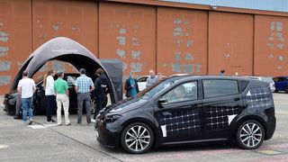 Sono Motors sorgt mit dem Sion immer wieder für Aufmerksamkeit – hier etwa auf einer Roadshow am Flugplatz Giebelstadt nahe Würzburg. (Bild: Jan Rosenow)