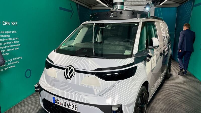 VW will bald autonome Testfahrzeuge in München starten lassen. Dafür hatte der Autobauer auf dem Konzernabend im Vorfeld der IAA einen autonom fahrenden Bus präsentiert. (Seyerlein/VCG)