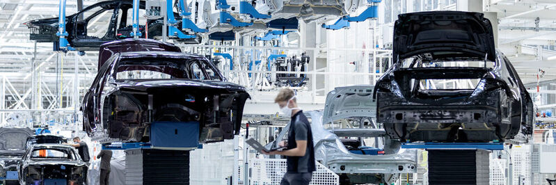 Maximale Flexibilität: In der Factory 56 von Mercedes-Benz in Sindelfingen bringen mehr als 400 fahrerlose Transportfahrzeuge (FTF) Antriebe, Karosserien und weiter Fahrzeugteile an ihren Bestimmungsort.