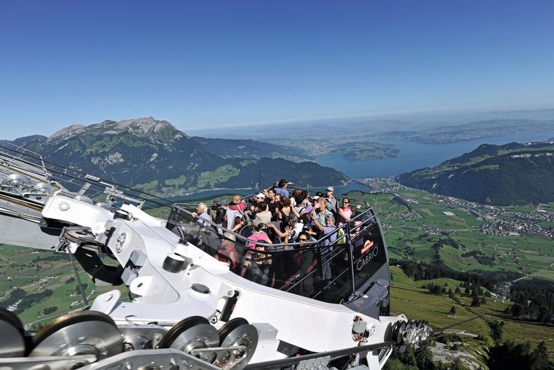 Die Fahrgäste auf dem Oberdeck befinden sich bei der Cabrio-Bahn über den Zug- und Tragseilen. (Bild: Stanserhorn-Bahn)