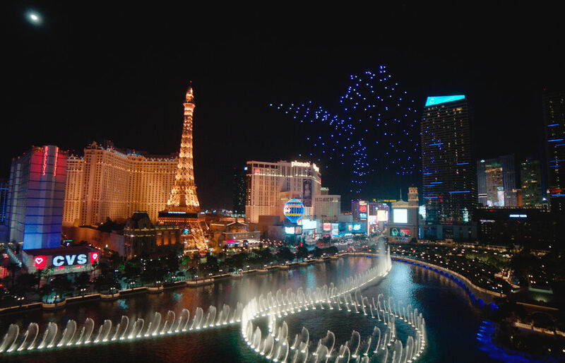 Lightshow von Intel mit über 100 leuchtenden Drohen  über dem Springbrunnen des Hotels Bellagio in Las Vegas. (Intel Corporation)