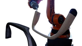 Bild 1: Roboter mit dem Kern eines Überrollspoilers (rechts) und einem fertigen Bauteil (links). (Archiv: Vogel Business Media)