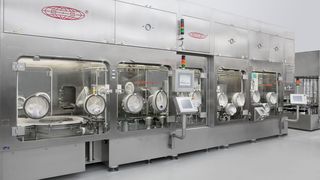 Beherrschendes Element der Sterilabfüllung ist der Isolator, der für Bedingungen der Reinraumklase A sorgt. (Bausch+Ströbel) (Archiv: Vogel Business Media)
