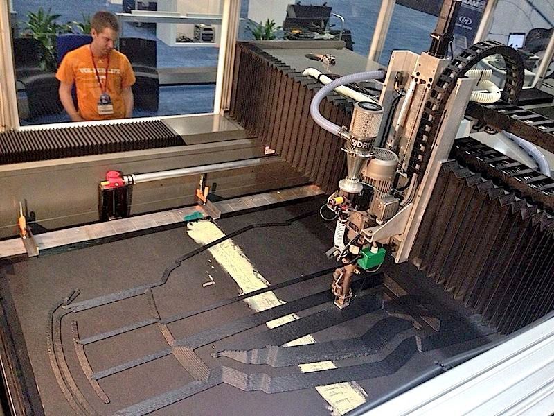 Der 3D-Drucker ist so groß wie ein Zimmer. Er braucht 44 Stunden, um alle Autoteile auszudrucken. Als Tinte benutzt er ein mit Kohlenstoff verstärktes Polymer namens Acrylnitril-Butadien-Styrol (ABS). (Bild: Local Motors)