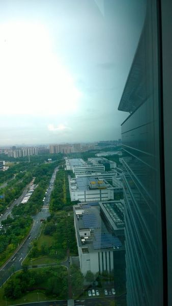 In den Huawei-Fabriken in Dongguan werden in hochautomatisierten Verfahren Smartphones und Komponenten für Carrier hergestellt. In den Fertigungsstätten durfte nicht fotografiert werden. Die Energieversorgung übernehmen teilweise Photovoltaikanlagen auf den Dächern der Hallen. (Vogel IT-Medien)