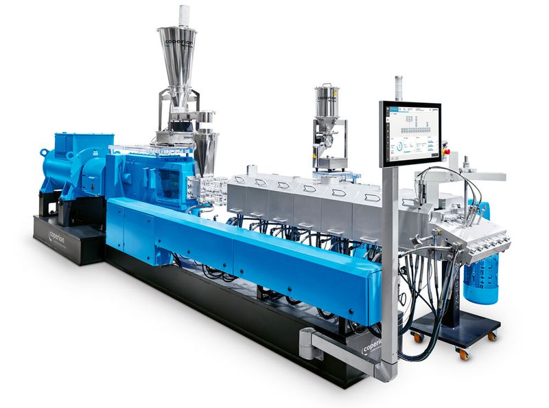 Der Doppelschneckenextruder ZSK 58 Mc¹⁸, der auf Stand 14B19 in Halle 14 zu sehen ist, erzielt mit seinem spezifischen Drehmoment von 18 Nm/cm³ Durchsätze von bis zu 2.500 kg/h bei gleichzeitig niedrigem Energieeinsatz. (Bild: Coperion)