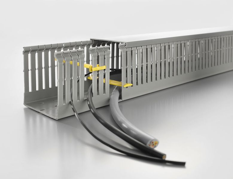 Die Verdrahtungskanäle sind in zwei Grundausführungen erhältlich: Metrisch und DIN. Beide unterscheiden sich durch ihre Schlitz- bzw. Fingerbreite.  (Weidmüller)