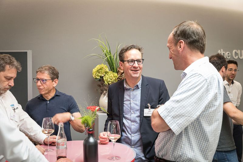 Anwenderkongress Steckverbinder 2023: Tag 1 mit Basisseminaren, Podiumsdiskussion und Posterslam. (Bild: Stefan Bausewein)