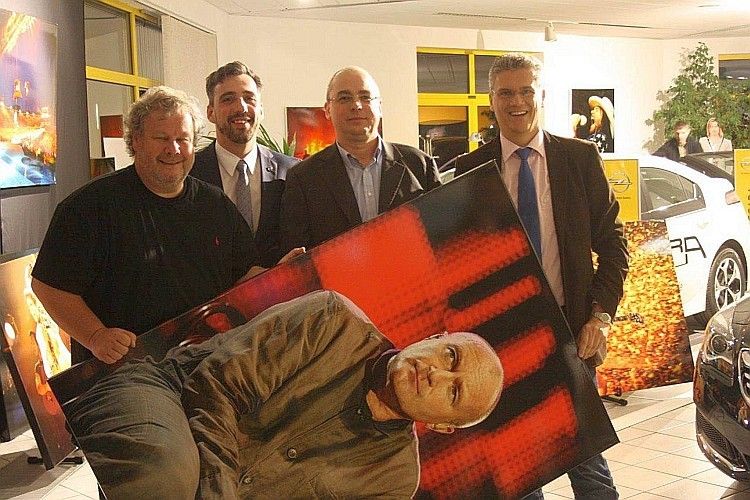 Fotograf Guido Karp weihte zusammen mit Henry Schumann (Opel), Jens Dietz (Gewinner des Porträts) und Geschäftsführer Mathias Schinner (von links) die Ausstellung ein. (Foto: Bernhardt)