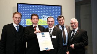 V.l.: Roman Becker (Forum) mit Patrick Menges und Jörg Jahn (beide SEW), Prof. Gregor Daschmann (wissenschaftlicher Beirat) und Dr. Wolfgang Kaerkes (DGQ). (Bild: Forum)