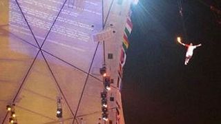 Bei der Eröffnung der Sommerspiele 2008 in Peking schwebte der chinesische Turner Li Ning nach oben, um die Olympische Flamme zu entzünden. Dabei zeigte sich links der berüchtigte „Blue Screen of Death“. Das Foto wurde lange als Fake betrachtet. Einige Besucher der Eröffnungsfeier bestätigen jedoch, den Bluescreen tatsächlich gesehen zu haben. (Powerapple Forum)