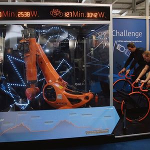 Mensch gegen Maschine: Am Stand der Initiative Blue Competence können Messebesucher auf dem Fahrrad gegen den Roboter antreten und dabei im direkten Wettbewerb versuchen, die Energie möglichst effizient einzusetzen.