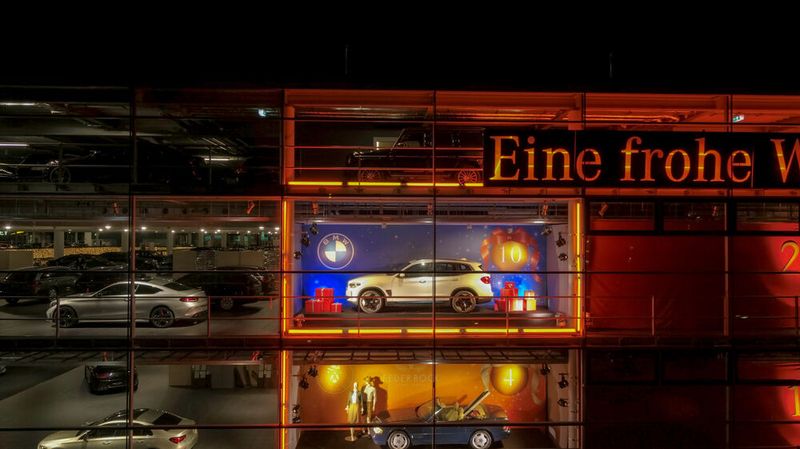 Im Schaufenster der Mercedes-Niederlassung München ... (Bild: BMW)