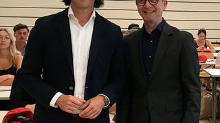 Thomas Hanswillemenke von der Santander Consumer Bank (li.) und Prof. Dr. Stefan Reindl freuen sich über die Kooperationsvereinbarung zwischen der Hochschule und dem Finanzdienstleister. (Santander)
