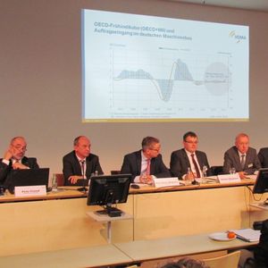 Auf der Pressekonferenz des VDMA anlässlich der SPS IPC Drives 2014 zeigt Dr. Ralph Wiechers (2. v. r.), Leiter der Abteilung Volkswirtschaft und Statistik beim VDMA die Entwicklung im Maschinen- und Anlagenbau. Der gesamte Auftragseingang in der Branche erreicht nur ein schwaches Wachstum von 2 %.