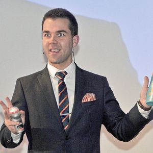 In Profiling- und Geheimdiensttechniken ausgebildet: Mark T. Hofmann ertappte die Gäste beim Lügen. Denn jeder verrät sich durch seine Körpersprache.(Bild:  Zietz/»kfz-betrieb«)