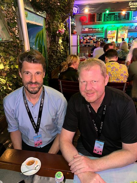 (l.) Christian Schirduan (Sony) und Martin Bachmayer (Mifcom) treffen sich nach vielen Jahren mal wieder live. (Bild: Vogel IT-Medien GmbH)